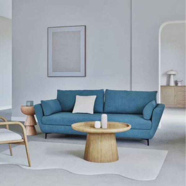 Canapé en velours Prague Maisons du Monde en bleu Paon dans salon chic et cosy